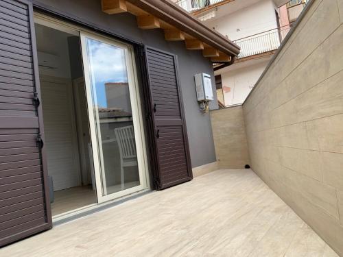 卡塔尼亚Casa vacanze Elegance的一个带门的庭院和一个阳台