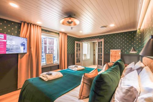 塞伊奈约基拉云托拉阿尔玛酒店的一间带两张床的卧室和一台电视