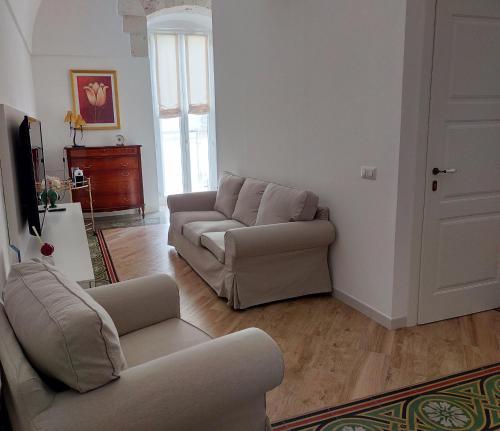 卡斯特拉纳格罗泰COMES 5 HOME的客厅配有两张沙发和一台电视机