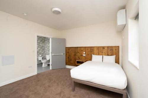 伦敦Hotel DC, Stratford的一间卧室设有一张床和一间浴室。