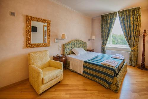 安科纳Domus Stella Maris - Casa per Ferie的一间卧室配有一张床、一把椅子和镜子