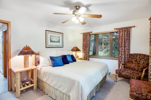 麦考尔Cedar House的一间卧室配有一张带蓝色枕头的床