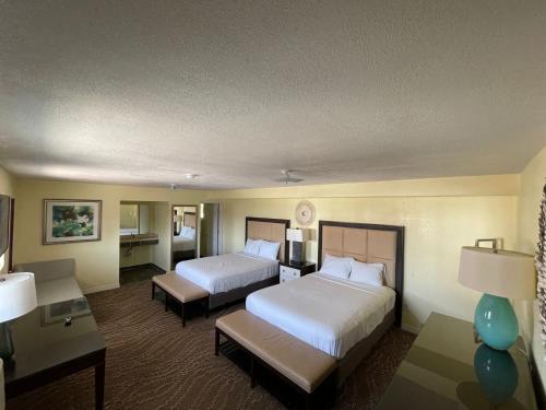 哈钦森Vento Hotel的酒店客房,设有两张床和一张沙发