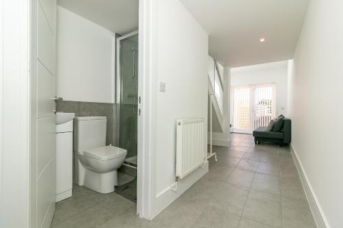 斯蒂夫尼奇King Pin Corner的白色的浴室设有卫生间和水槽。