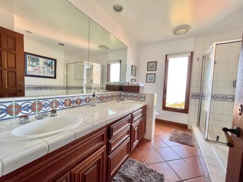 阿瓦隆Sunrise Bliss Villa的一间带水槽和大镜子的浴室