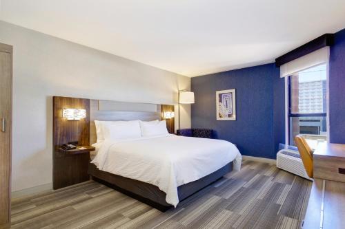 坦培Holiday Inn Express & Suites Phoenix - Tempe, an IHG Hotel的酒店客房设有床和窗户。
