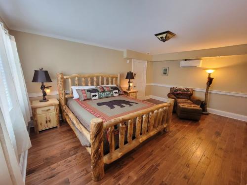 South KortrightThe Hidden Inn的一间卧室配有一张木床和一张沙发