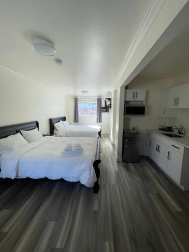 镭温泉Destination INN的一间带两张床的大卧室和一间厨房