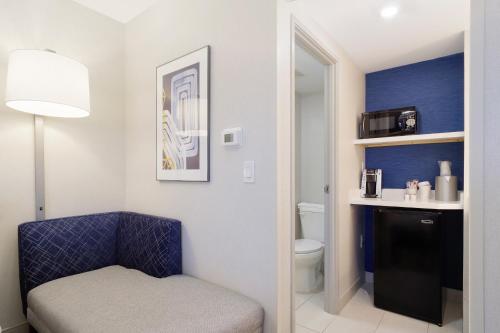 坦培Holiday Inn Express & Suites Phoenix - Tempe, an IHG Hotel的一间带蓝色椅子和卫生间的浴室