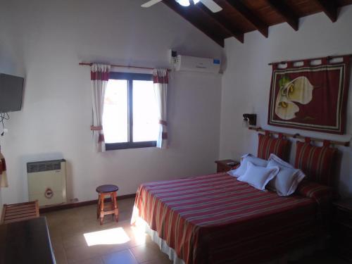 梅洛Aldea Blanca的一间卧室设有一张大床和一个窗户。