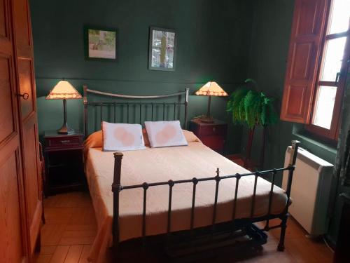 米拉弗洛迪拉希Casa Inma的一间卧室配有一张带两个枕头的床