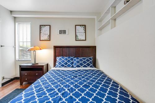 西雅图Beacon Hill Hideaway的一间卧室配有一张带蓝色棉被的床