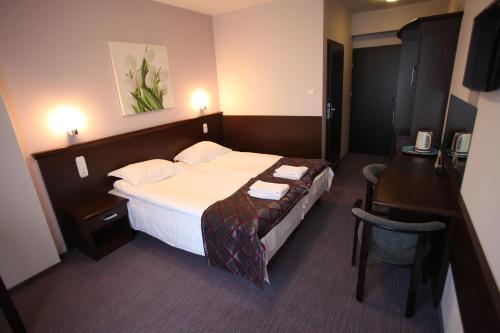 布斯克·兹德鲁伊巴杰柯伊旅馆的配有一张床和一张书桌的酒店客房