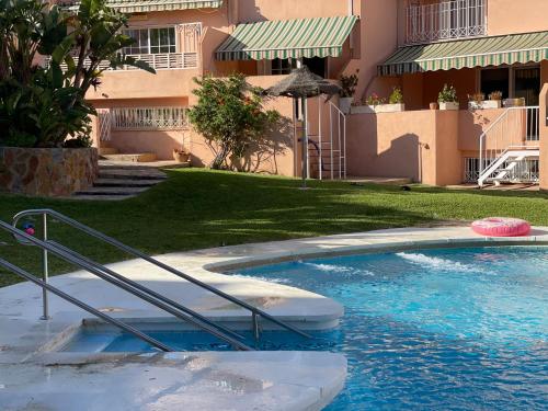 阿瓜杜尔塞Casa adosada con piscina a 5 minutos de la playa .的水中带飞盘的游泳池