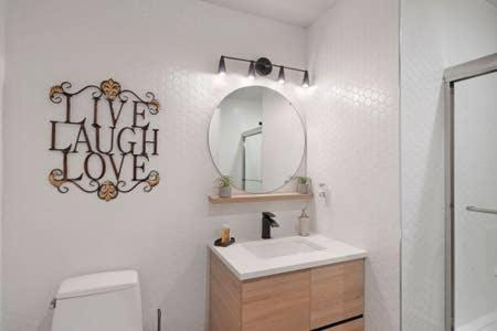 纽瓦克Flats-King bd-Corner Unit的白色的浴室设有水槽和镜子