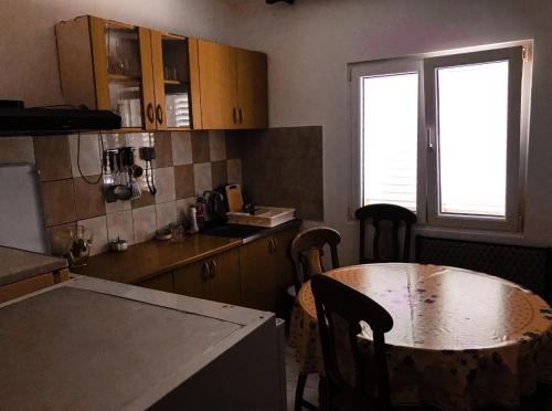克勒克Apartments by the sea Duboka, Neretva Delta - Usce Neretve - 12842的厨房配有桌子、水槽和窗户