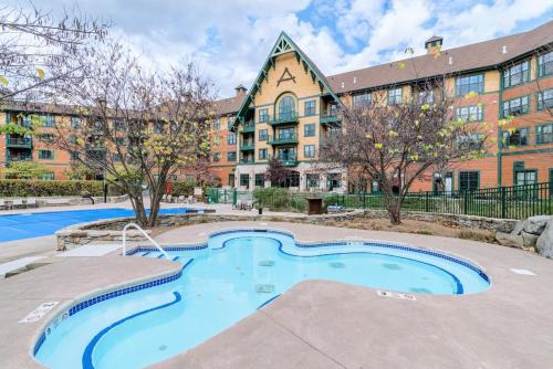 Vernon TownshipMountain Creek Resort at Appalachian Hotel - Pool & Hot Tub的大楼前的大型游泳池