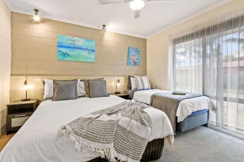 莱克斯恩特伦斯Sandbar Motel的一间卧室设有两张床和窗户。