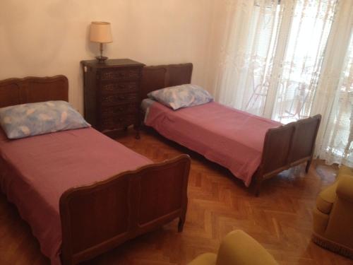 乌格连Apartments by the sea Muline, Ugljan - 12533的一间带两张床和梳妆台的卧室