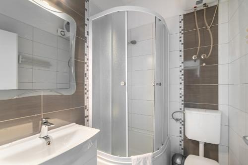 苏曼婷Apartments and rooms by the sea Sumartin, Brac - 13285的白色的浴室设有水槽和淋浴。