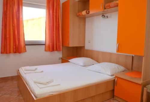 格拉达茨Apartments by the sea Gradac, Makarska - 13681的小房间设有床和窗户