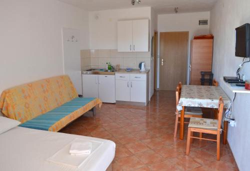 格拉达茨Apartments by the sea Gradac, Makarska - 13681的一间配有沙发和桌子的厨房