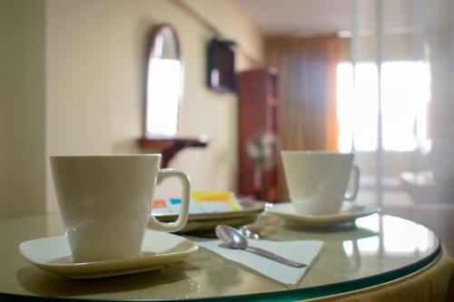 特鲁希略Hostal Solari的桌子上坐着两杯咖啡
