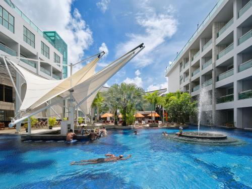 芭东海滩The Kee Resort & Spa的喷泉的游泳池