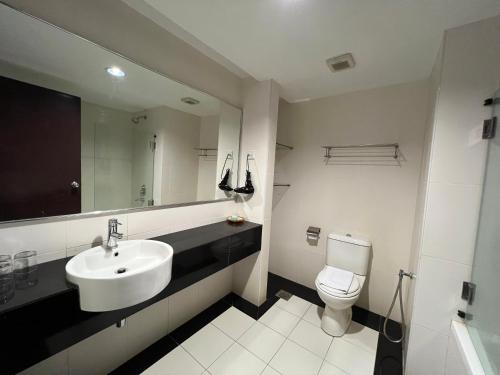 瓜拉丁加奴瓜拉丁加奴中城酒店的一间带水槽和卫生间的浴室