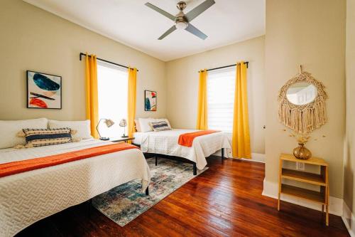 圣安东尼奥Happy Halliday-6 Min from Downtown San Antonio,TX的一间卧室配有两张床和吊扇