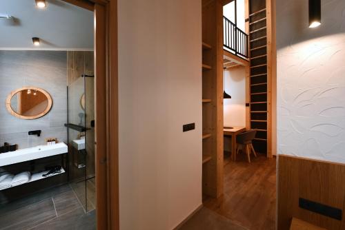 什特尔布斯凯普莱索APLEND Hotel Ovruč的一间带水槽和镜子的浴室