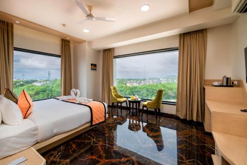 奥兰加巴德Enrise by Sayaji Aurangabad的酒店客房设有一张床和一个大窗户