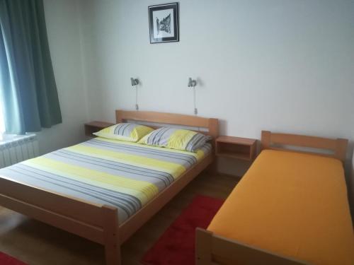 洛克维Apartments with a parking space Lokve, Gorski kotar - 15061的一间卧室配有一张床和长凳