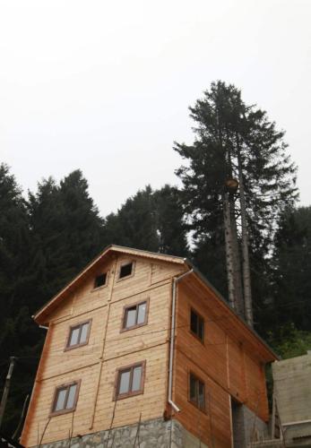 艾德亚耶拉西İnka Apart House的一座大型木制建筑,上面设有窗户