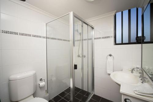 悉尼Drummoyne Furnished Apartments的带淋浴、卫生间和盥洗盆的浴室