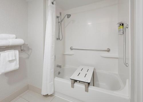 欧文Holiday Inn Express & Suites Irving Conv Ctr - Las Colinas, an IHG Hotel的白色的浴室设有浴缸和淋浴。