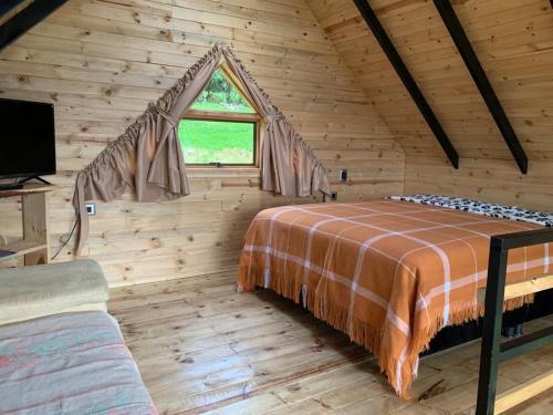 瓜塔维塔Mirador Valeisa的小木屋卧室设有床和窗户