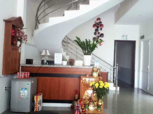 岘港Motel Thanh Long的一间设有楼梯和鲜花桌的房间