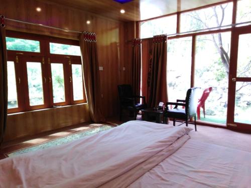 PonedasChogho-Sar Huts的一间卧室设有一张大床和大窗户