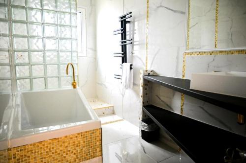 拉尼翁Résidence Le Lenn-louannec - Maisons & Villas pour 6 Personnes 784的带浴缸和盥洗盆的浴室