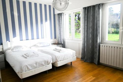 拉尼翁Résidence Le Lenn-louannec - Maisons & Villas pour 6 Personnes 784的一间卧室设有两张床和两个窗户。
