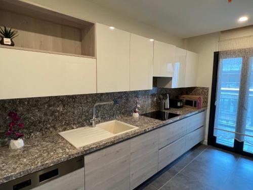 伊斯坦布尔Family luxury Apartment 2 BEDROOM +SALOON的厨房配有白色橱柜和水槽