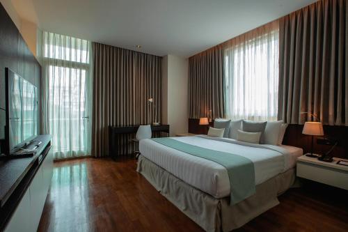 仰光Residence26的酒店客房设有一张大床和窗户。