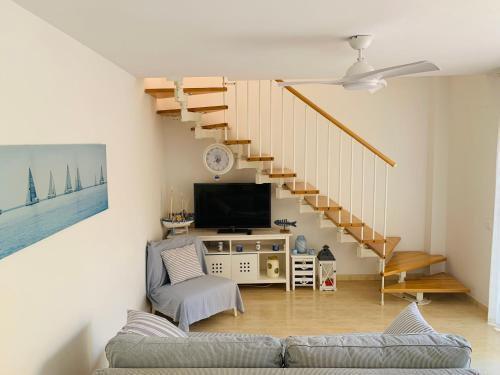 卡拉费尔安静度假屋 - 距离海滩5英尺的带沙发和楼梯的客厅