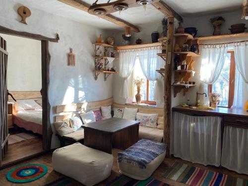 DmitrenkiЕкосадиба Лісова Казка的卧室配有一张床和一张桌子