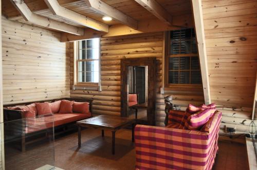 阿尔·阿尔兹Chalet de Charme, Cedar, Lebanon, ENTIRE CHALET的客厅配有沙发和桌子