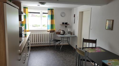 库罗阿尔滕堡Ferienwohnung Schaarschmidt的客房设有带桌子和窗户的厨房