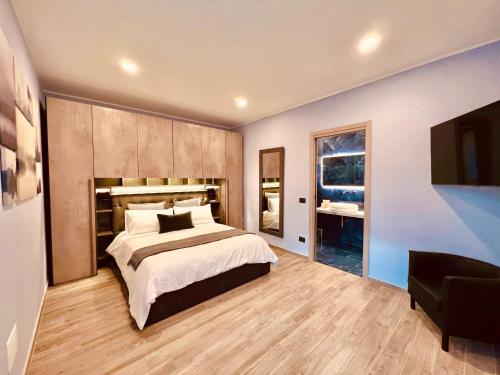 巴韦诺La Tana Del Ludo的一间卧室设有一张大床和一个大镜子