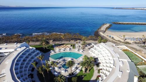 普拉亚布兰卡Iberostar Selection Lanzarote Park的享有度假村和海洋的空中景致