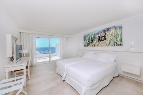 普拉亚布兰卡Iberostar Selection Lanzarote Park的一间白色卧室,配有床和电视